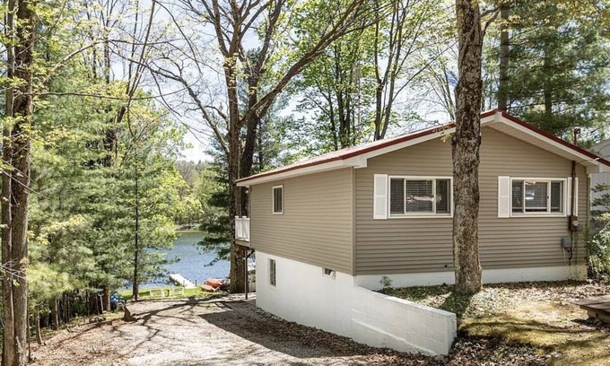 Lake Ann Maison | Peaceful Lakefront Cottage - near Traverse, Interlochen, Dunes, skiing, Pet