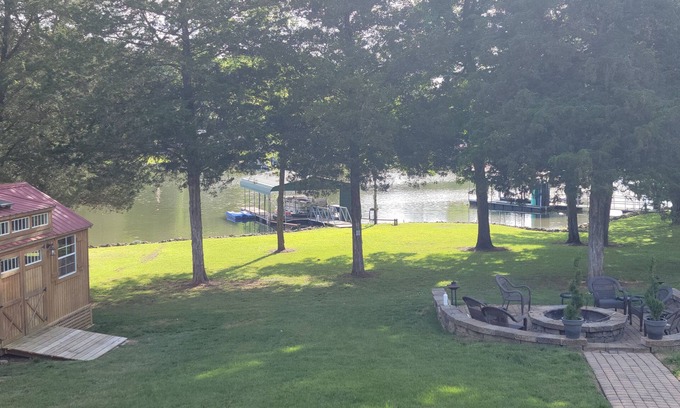 Lebanon Maison | Peaceful lakefront home 2BD/2BA with covered dock on Old Hickory Lake