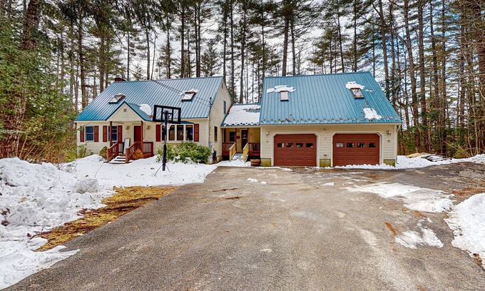 Lake Arrowhead Maison | Peaceful lakefront retreat with private hot tub, game room, & deck - near skiing