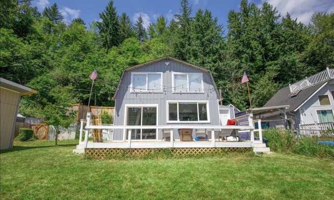 Eatonville Maison | Peaceful Lakehouse on Ohop