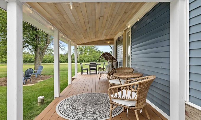 Como Maison | Sunny Lakeside Retreat. Dog Friendly!