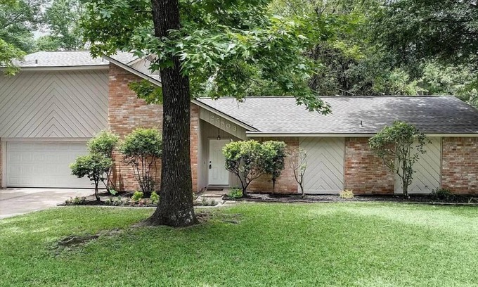 Grogan's Mill Maison | Peaceful Lakeview Retreat w/Private Backyard – Mins from The Woodlands!