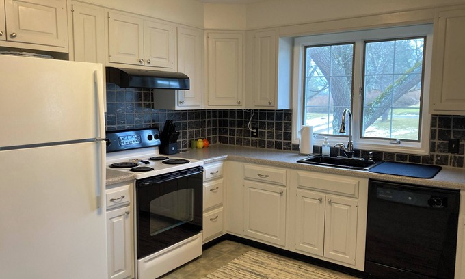 Lakeville Maison | Peaceful Lakeville Retreat Located Within Minutes to Local Schools & Summer Fun