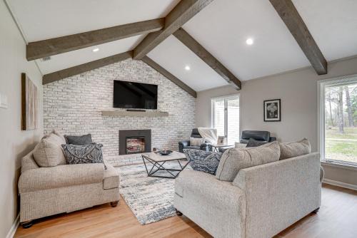Judson Maison | Peaceful Longview Home with Pond, 6 Mi to Downtown!
