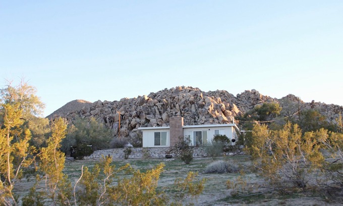 Panorama Heights Maison | Peaceful mid-century house under the boulders near Joshua Tree National Park