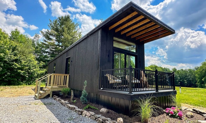 Weston Maison | Peaceful mountain view retreat with kitchenette & deck - near skiing
