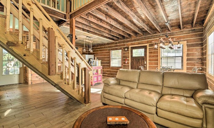 Robstown Maison | Peaceful Pet-Friendly Cabin on Nueces River!