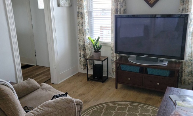 Geneva Maison | Peaceful, pet friendly and newly remodeled Geneva home
