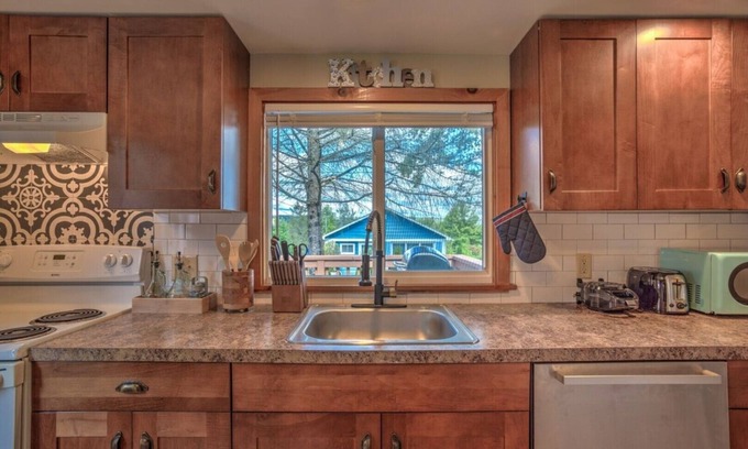 Sciota Cabine | Peaceful Poconos Creekside Cabin w/private trails Hot Tub