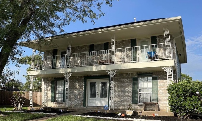 Clear Lake Maison | ***Peaceful Private Room A Get Away with WiFi and Free Parking***