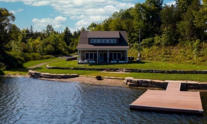Redwood Maison | Peaceful Private Waterfront Home