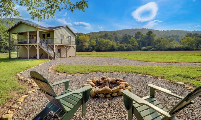 Purlear Cabine | Peaceful Purlear Vacation Rental w/ Creek Access!