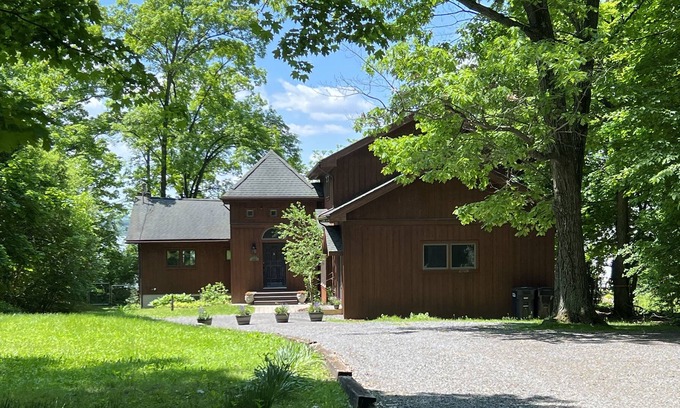 Geneva Maison | Peaceful retreat in the heart of the Finger Lakes with 100 ft of lake front