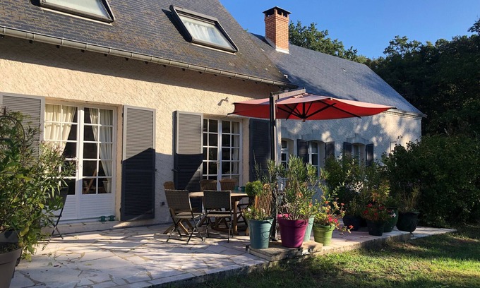 Dureil Lit Et Petit-Déjeuner | Peaceful Retreat in Two Hectare Park with Pool, Near Forest and Attractions