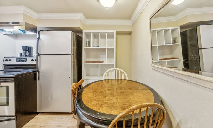 Bryn Mawr-Skyway Maison | Peaceful Retreat Near Parks & Lake 2 Bedroom Home by RedAwning