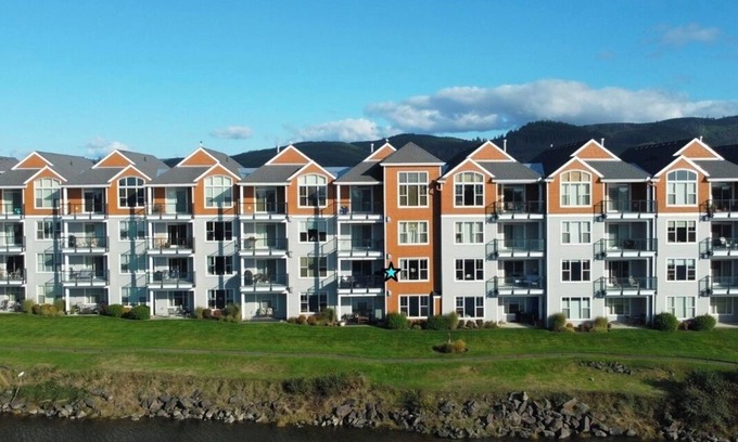 Seaside Copropriété | Peaceful, river front, 2-bedroom condo with WiFi in Seaside