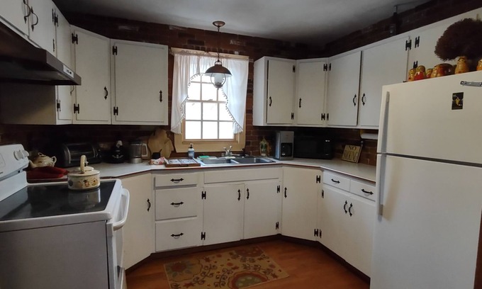 Spencer Appartement | Peaceful Russian Jacuzzi suite surrounded by state forest!