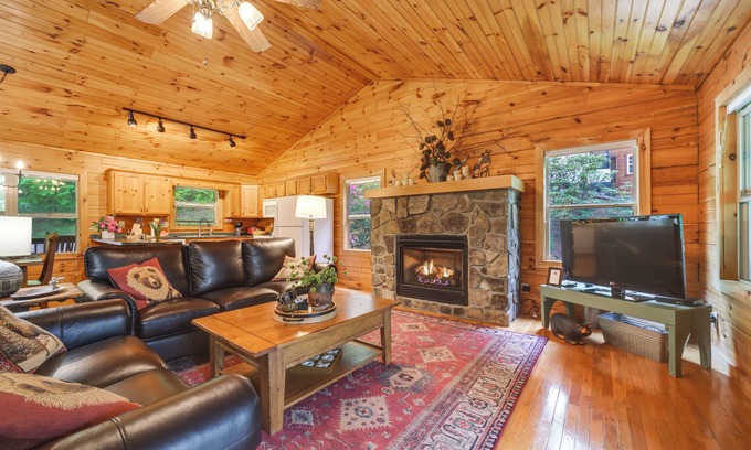 Waynesville Cabine | NOUVEAU! Cabine de Smoky Mtn pittoresque w / Deck & Firepit!
