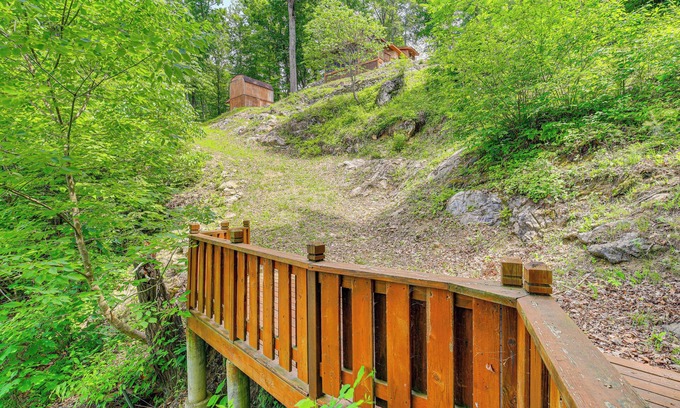 Abingdon Cottage | Peaceful South Holston Lake Cabin w/ Dock & Deck!