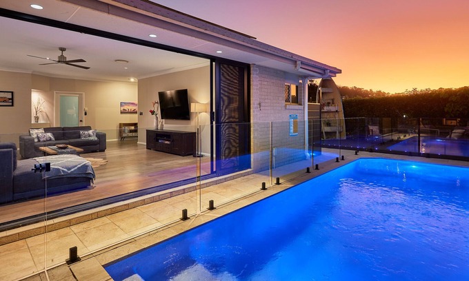 Gold Coast Maison | Peaceful & Spacious, 5 bedroom with POOL @ Burleigh Heads