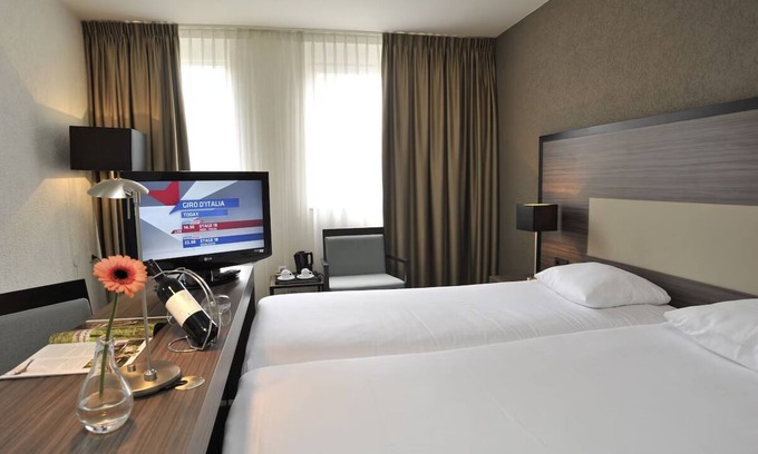 Weert Hôtel | Peaceful Stay with Fast Access to Weerterbos! Onsite Dining and Parking!