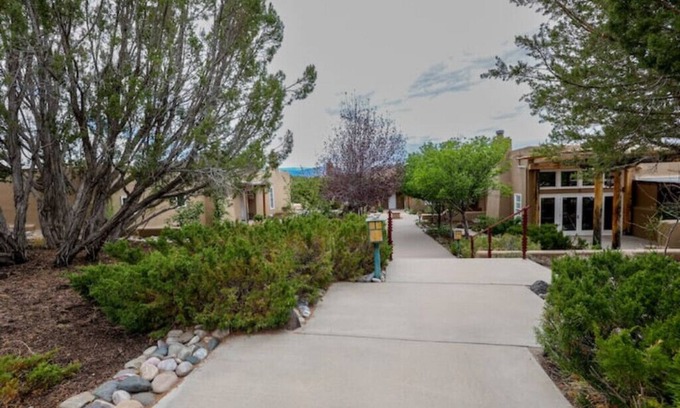 Ojo Caliente Appartement | Peaceful Suite in Desert Inn- Black Mesa King Room