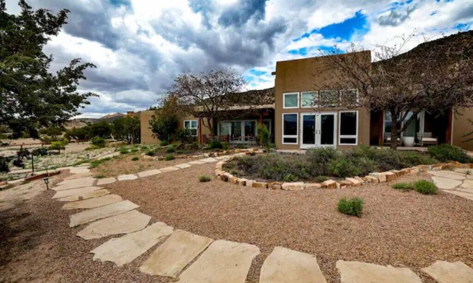Ojo Caliente Appartement | Peaceful Suite in Desert Inn-Santa Clara King Room