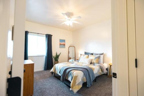 Evergreen Maison | Peaceful Townhome Fast Wifi Enclosed Garage