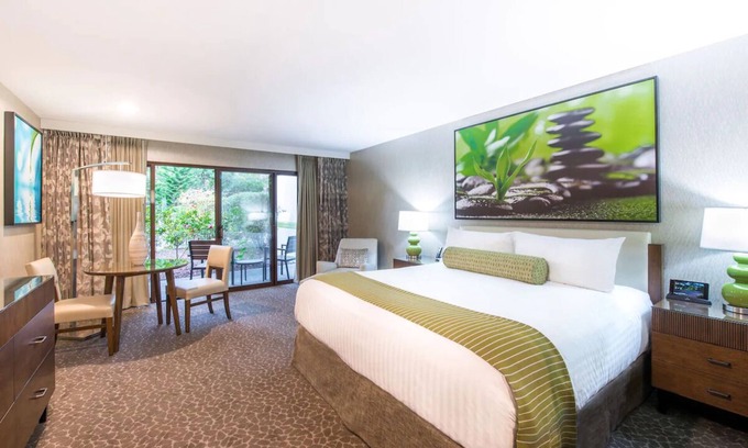 Barron Park Hôtel | Peaceful Unit with Outdoor Pool, Free Breakfast & Free Parking