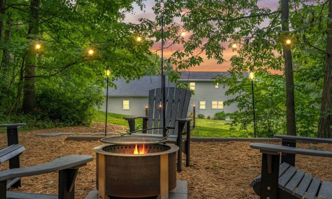 Newport Maison | Retreat with Great View, Hot Tub & Espresso Bar