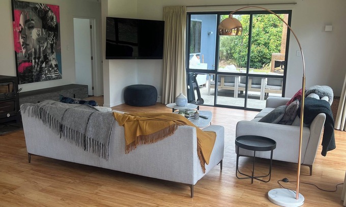 Lake Hawea Maison | Peaceful warm and sunny beautifully furnished half an acre 7 mins walk to lake