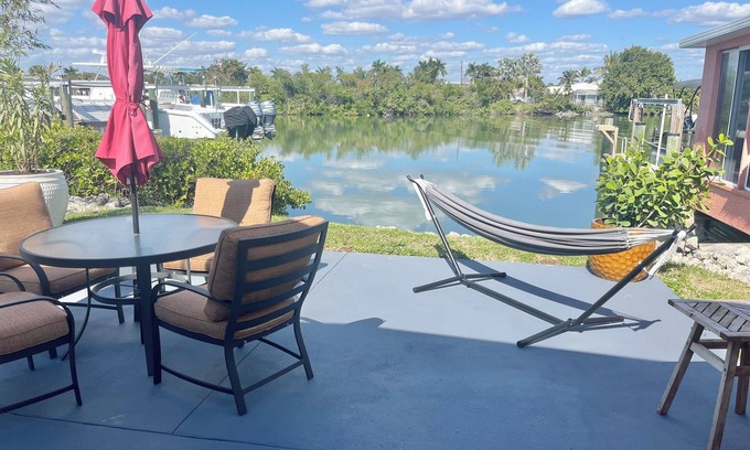 Isles of Capri Appartement | Peaceful Waterfront Efficiency~Dolphins, Manatees and Island Vibes