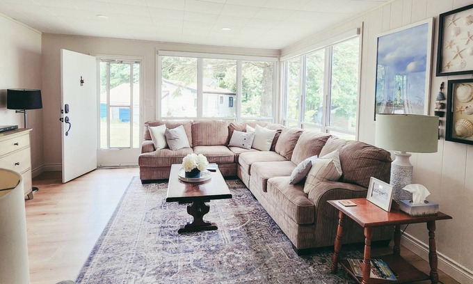 Southampton Cottage | "Peaceful Waterside Getaway: Sleeps 8, Short Stroll to Shops"