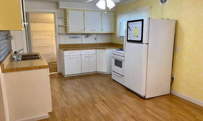 Robertsdale Maison | Peaceful Whiting Full Home Near Lakes, Parks, Chicago, and Hammond