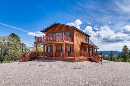 Sundance Maison | Peaceful Wyoming Cabin with Spacious Deck and Wet Bar!