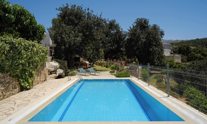 Archea Eleftherna Villa | Villa paisible avec de beaux jardins et une piscine avec une vue imprenable!