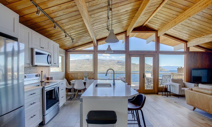Central Okanagan Maison | Peachy Getaway with outstanding lake views