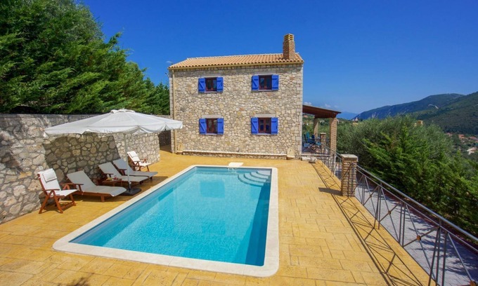 Platrithias Villa | Peacock Villa - Deux Chambres Villa, Couchages 4