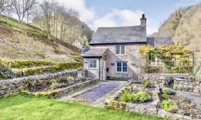 Alstonfield Cottage | Peak District luxury cottage with stunning views in Milldale, Derbyshire Dales