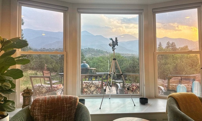 West Colorado Springs Maison | Peak View Guesthouse - Stunning Views and a short walk into Garden of the Gods!