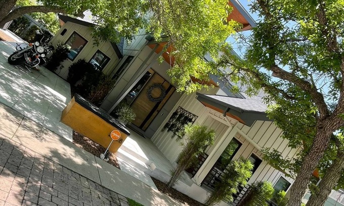 Central Boulder Maison | Pearl Street out Your Front Door, Flatirons View, Luxury Home in Central Boulder
