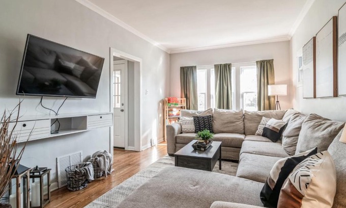 Forest Park Maison | Pearly Gates l 3 Bed l Sleeps 5 l w 2-Car Garage
