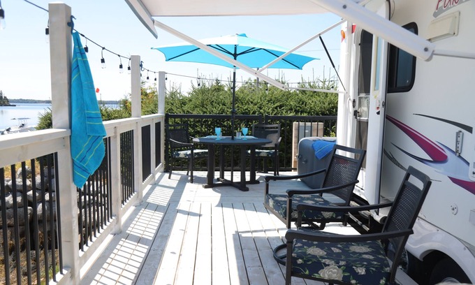Mahone Bay Maison | Pebble Oceanside RV Retreat – Waterfront Hot Tub & Deck
