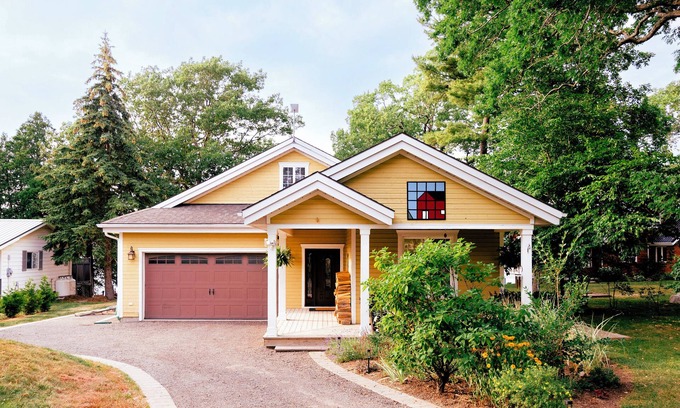 Cressy Maison | PEC Lakeside Cottage | Hot Tub, Modern Comforts & Year-Round Escape