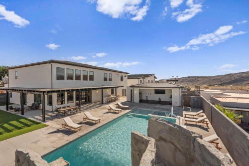 Hurricane Maison | Pecan Valley Oasis - Lux Pool, Sauna and Theater