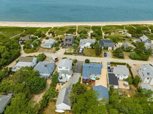 Peconic Maison | Peconic Sound Beach Home: Backyard & Vineyards