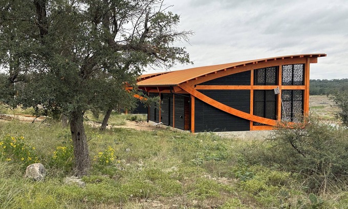 Johnson City Cottage | Pedernales River Guesthouses - BLUE