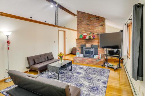 Salem Maison | Peek-a-Boo Lake Views and Yard Windham Home