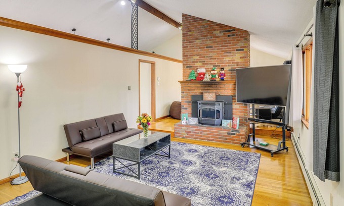 Salem Maison | Peek-a-Boo Lake Views & Yard: Windham Home