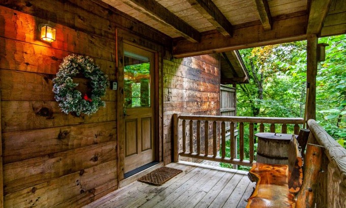 Pigeon Forge Maison | Peekaboo with Hot Tub, Pool Table, and Jacuzzi